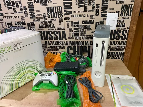 Xbox 360 Slim 4GB Branco + Jogo Brinde - Microsoft