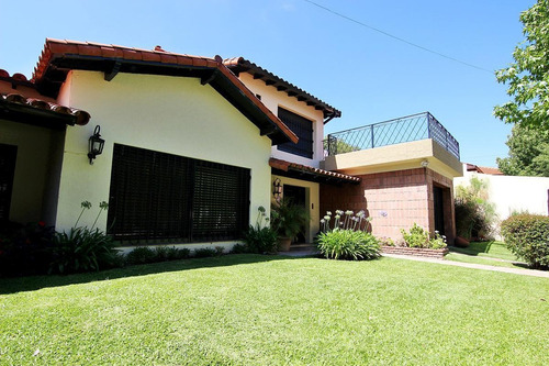 Imagen 26 de 30 de Chalet 7 Ambientes Venta Con Suite Jardin Terraza Piscina Quincho Y Cochera En Olivos