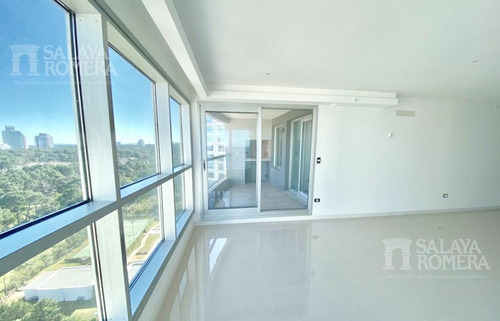 Imagen 5 de 25 de Venta Departamento En Playa Brava, Torre De Categoria, 2 Dormitorios Dependencia De Servicio