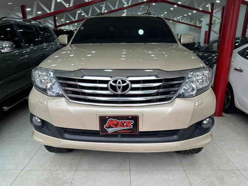 Imagen 3 de 13 de Toyota Fortuner Sr