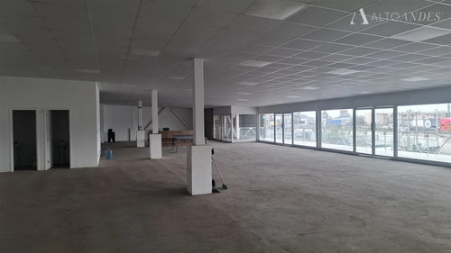 Arriendo Local Comercial / 90 Mt2 / 2 Baños / Strip Center