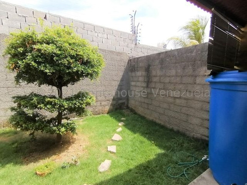 Imagen 27 de 30 de Casas En Venta El Amanecer Cabudare Lara. 3 Habitaciones 2 Baños 2 P/e Cod # 22 - 7781 Katty Vasquez Rentahouse 412 - 1498654 Contactame! Excelente Precio De Oportunidad E Inversion. Negociable !!!