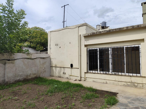 Casa En Venta Dos Dormitortios, En Junin.