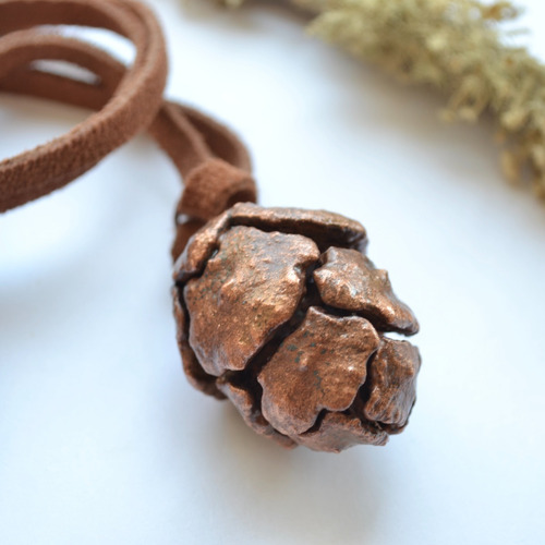 Imagen 7 de 7 de Collar De Piña Natural En Cobre, Tiento De Cuero, Pino, Cod1