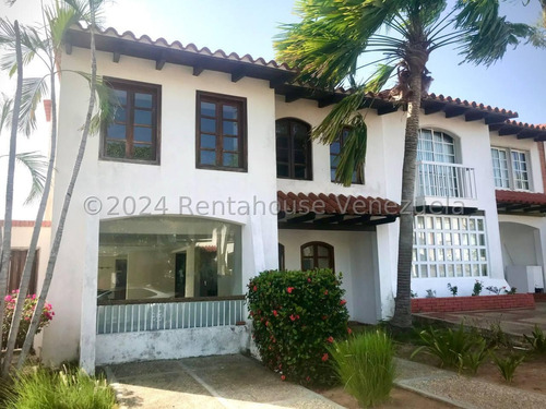 Venta Town House En Margarita. Amplio Y Cómodo. Excelente Ubicación. Xm. 24-24357