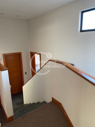 Casa En Arriendo De 4 Dorm. En Las Condes San Carlos
