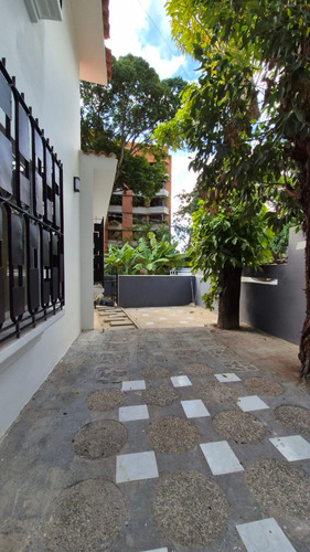 Casa En Alquiler. Los Palos Grandes. 350 Mt, 4h+s/4b+s/2e