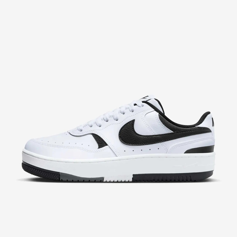 Tênis Nike Gamma Force feminino na cor branca com detalhes em preto, visto de perfil lateral
