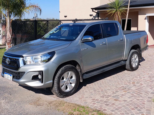 Imagen 2 de 11 de Toyota Hilux 2019 2.8 Cd Srv 177cv 4x2