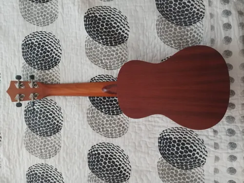 Ukelele Chateau Soprano (con Forro Semi Duro) (Usado)