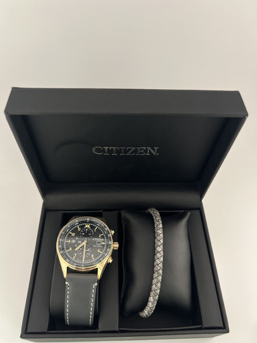 Ca0773-15e Reloj Citizen Cronografo Eco Drive 40mm Gift Set Correa Gris Oscuro Bisel Dorado Fondo Gris Oscuro