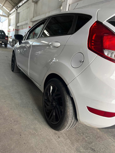 Imagen 8 de 9 de Ford Fiesta ( Llantas , Caño Escape )