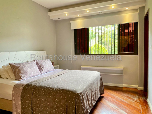 Comodo Apartamento Con Terraza Privada En Venta En Los Naranjos De Las Mercedes 25-24005