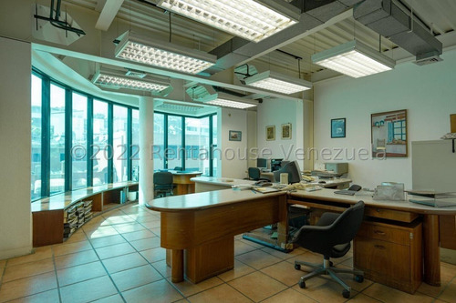 Imagen 2 de 14 de Se Vende Hermoso Edificio De 3 Pisos Ubicado En La Única Calle Industrial De Prados Del Este Código: 22-13487