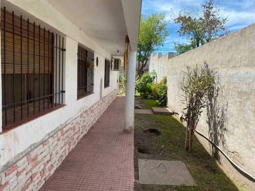 Casa En Venta En Lobos