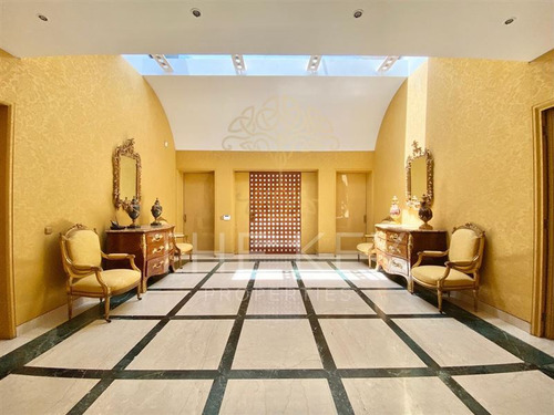 Casa En Venta De 1.300m2. Las Condes
