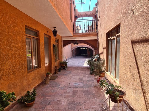 Venta De Hotel En El Centro Histórico, Con Opción A Diversos Giros Y Con Plusvalía Privilegiada, Ya Que Cuenta Con Uso Comercial Y De Servicios E Informe De Uso De Suelo Habitacional-comercial Y/o De