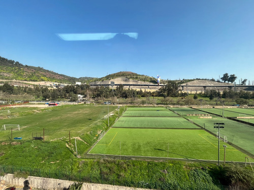 Amplia Oficina Con Vistas Verdes A Los Campos De Futbol.