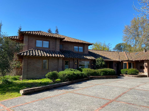 Casa Estilo Colonial, Maravilloso Jardín En Condominio.