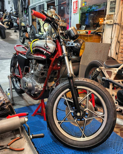 Moto Suzuki Café Racer, Bobber, Scrambler   