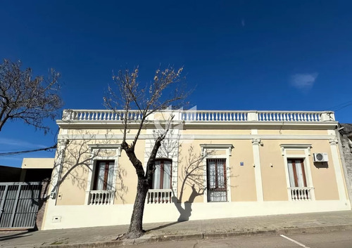 Casa Centrica En Mercedes Lista Para Ingresar, Con 1.000 M2 De Terreno