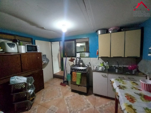 Se Vende Amplia Casa Regularizada En Población 1° De Mayo