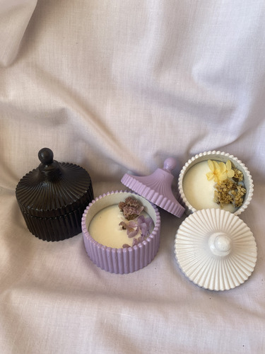Souvenir Vela + Tapa- Caramelera Cemento- Flores Secas