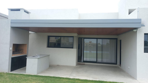 Casa En Barrio Don Mateo, 3 Dormitorios, 168 M2 Cub, Pileta, Radiadores.-