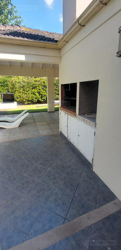 Apta Credito. 3 Dormitorios Y Area De Servicio. Lote Interno.