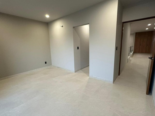 Se Vende Hermosa Residencia Con Diseño De Autor En Lomas De Juriquilla