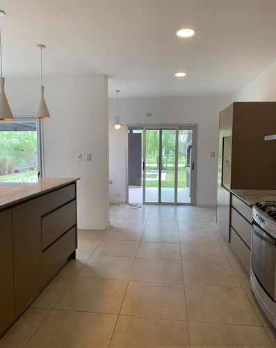 Casa En Country Lomas De City Bell Alquiler