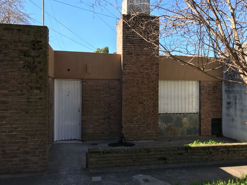Vendo Casa Ph De Dos Dormitorios Con Placard, Baño, Cocina-comedor Amplio Y Patio. Cochera Cerrada. Propietario Directo. Apta Credito. Planos Actualizados