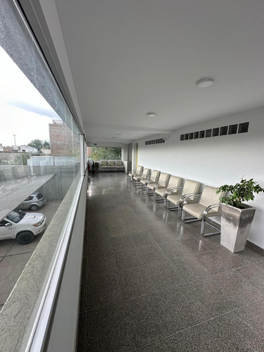 Oficina Céntrica 42m2 / 90m2 En Alta Gracia, Moderna, Amplia, Luminosa, En Complejo De Oficinas