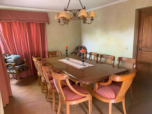 Casa Con Distintas Áreas De Jardín Para Soñar !