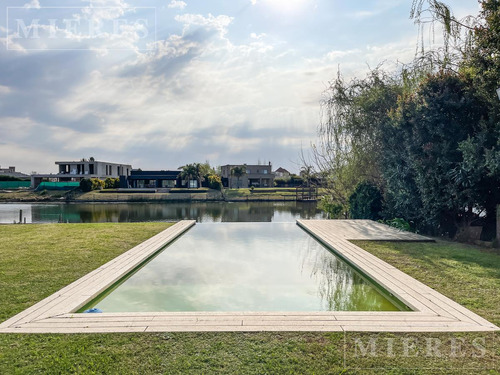 Casa En Venta A La Laguna En San Francisco, Villanueva.