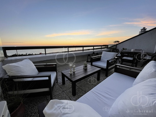 Imagen 2 de 8 de Punta Del Este, Pinares, Primera Línea Con Terraza Al Mar.- Ref: 54722