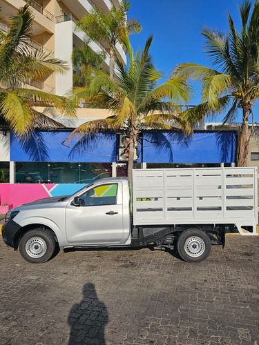 Nissan Estacas Np300