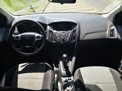 Ford Focus 1.6 4p