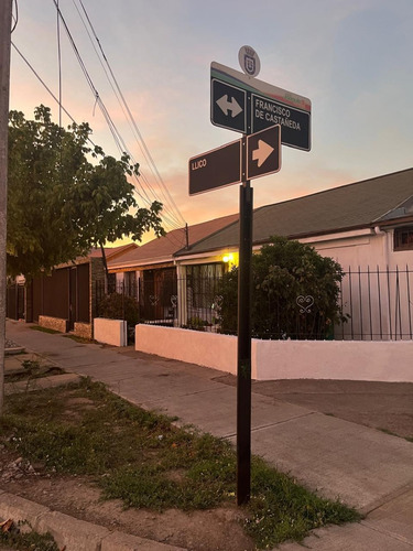Casa Muy Bonita, Sector Tranquilo, Locomoción A 2 Cuadras.
