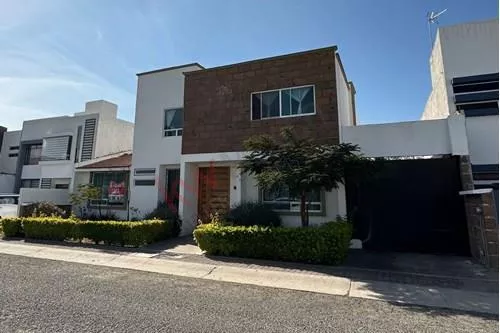 Hermosa Casa En El Fracc Mirador, Doble Terreno, 2 Niveles, Excelente Estado De Conservacion, Ca...