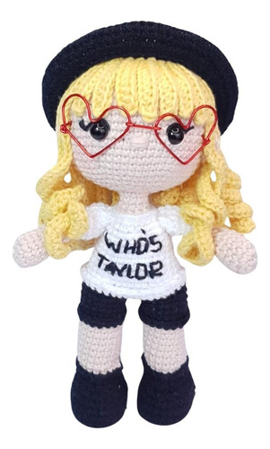 Muñequita Amigurumi Taylor Swift (red: The Eras Tour)