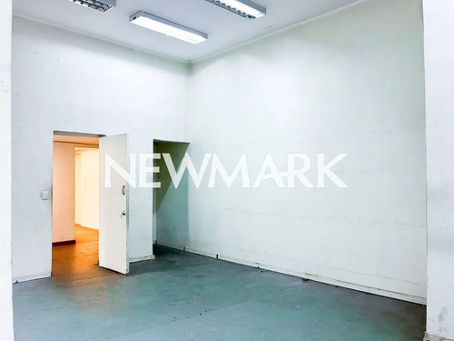 Amplia Propiedad Comercial En Arriendo