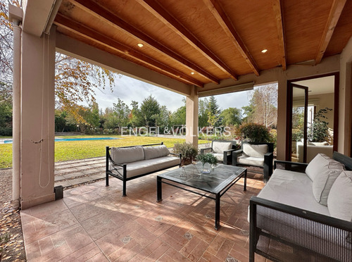 Casa En Parcela Con Gran Jardín No Perimetral
