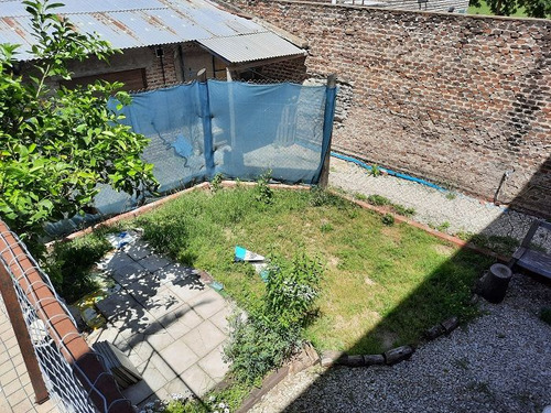 3 Casas En Una Frente A Plaza Y A Pasos De La Laguna. Apta Vivienda Y Dependencias Para Alquilar
