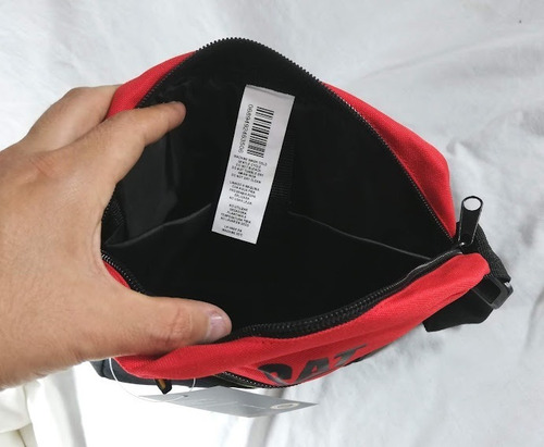 Imagen 6 de 7 de Morral Caterpillar Porta Tablet iPad 9¨ Negro Franja Roja