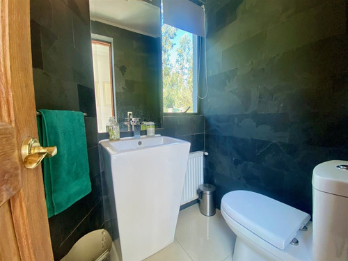 Casa En Venta En Parcela Chicureo Central 5d Más Serv.
