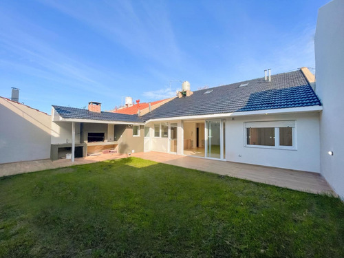 Casa En Venta - 4 Dormitorios 3 Baños - Cochera - 302,40mts2 - Mar Del Plata