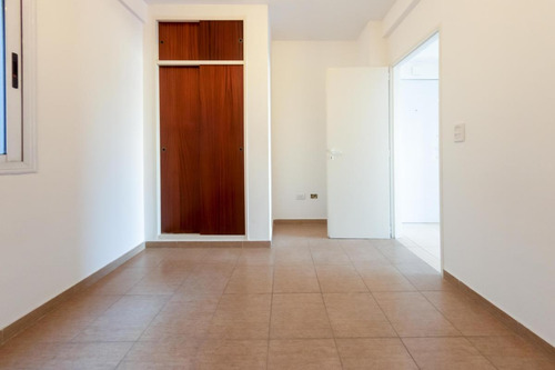 Imagen 11 de 16 de Venta-caseros Centro-departamento De 2 Ambientes Con Cochera Fija, Cubierta Y Balcón.