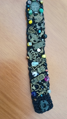 Brazalete Pulsera Tejida Delgada Con Dijes Y Cristales.