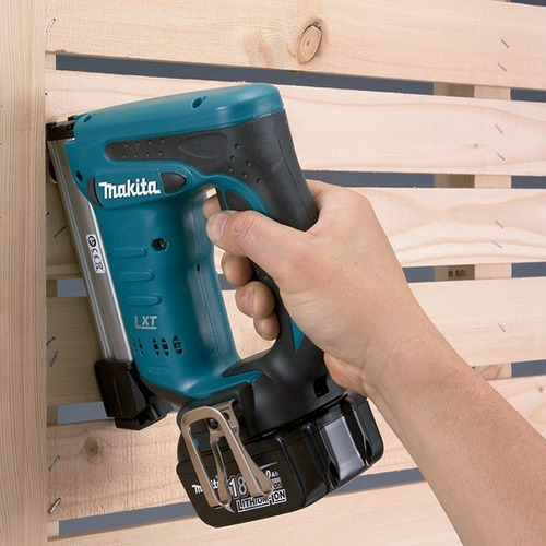 Engrapadora Corchetera 18 Volts 10-22mm Makita Dst221
